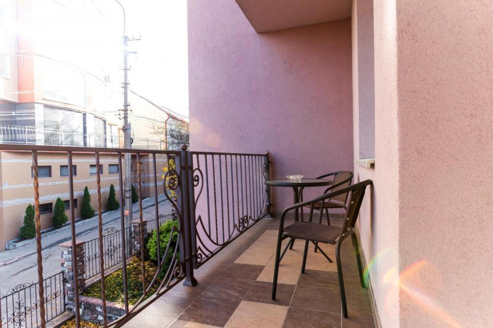 Hotel Complex Uhnovych Ternopil Exterior photo