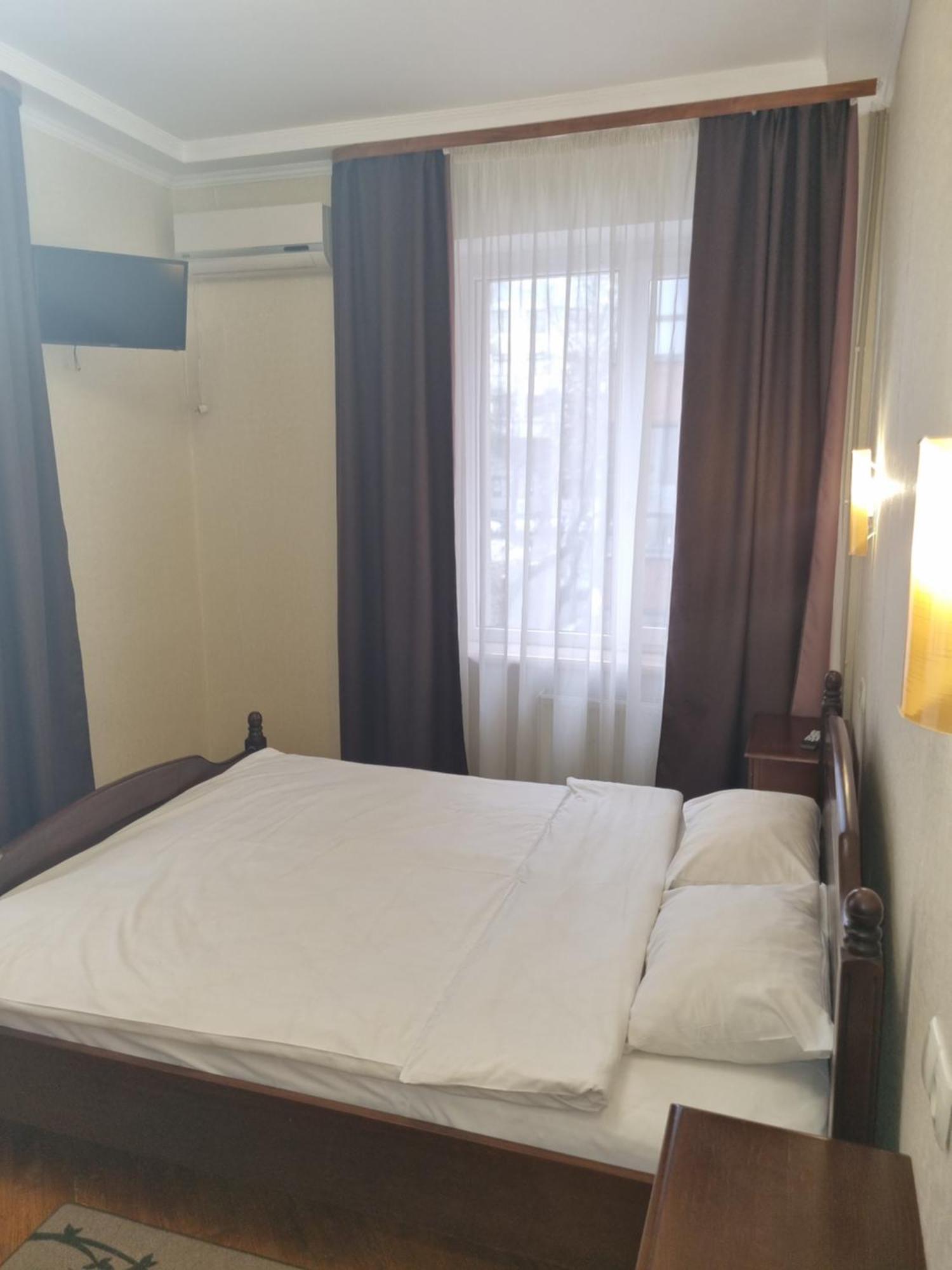 Hotel Complex Uhnovych Ternopil Room photo